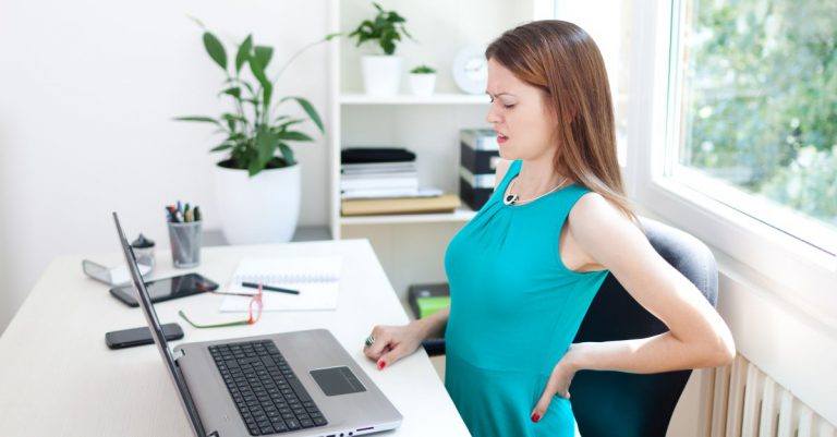 Femeie care care o durere de spate