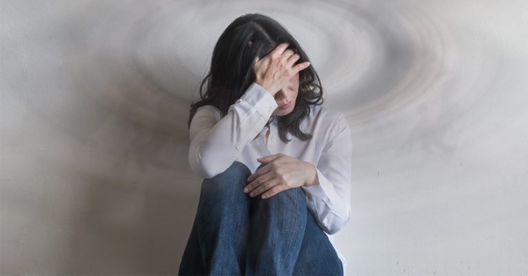 femeie care se confrunta cu ameteala