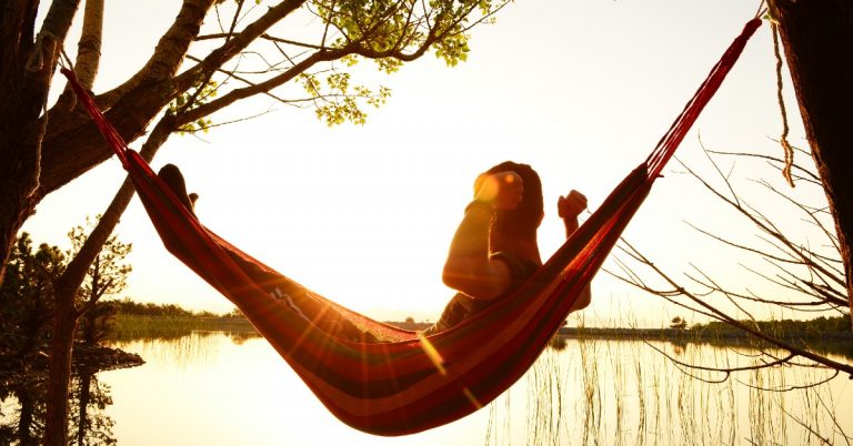 barbat-cu-creier-odihnit-in-hamac