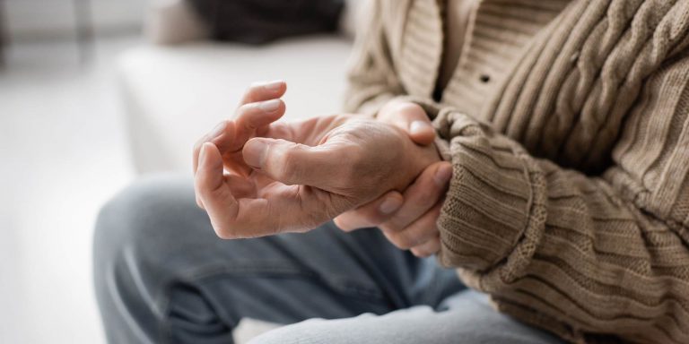 tremuratul mainilor , tremor la mainile unui barbat | Neuroaxis