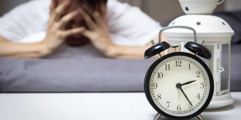 Insomnia cauze , barbat care nu poate dormi si sufera de insomnie