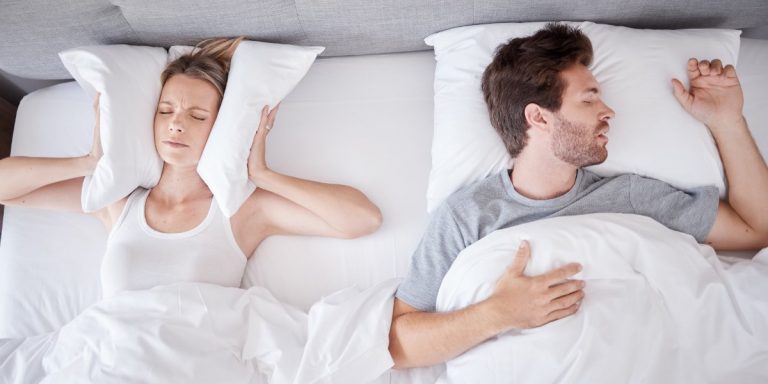 Sforaitul, barbat care sforaie iar partenera nu poate dormi, tratarea sforaitului