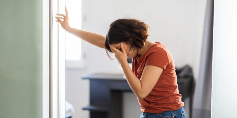 Senzația de greață, femeie care are senzatie de greata fără vărsături poate fi semn de afectare neurologică | Neuroaxis Bucuresti