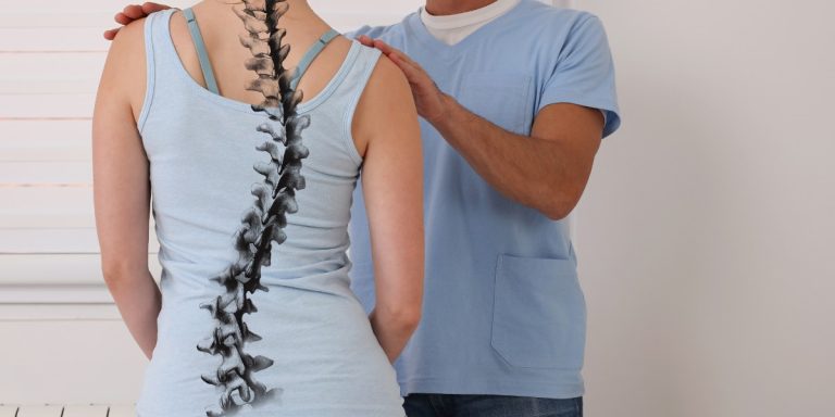 dureri de spate, coloana vertebrala evidentiata la un pacient la doctor pentru consult dureri de spate | Neuroaxis