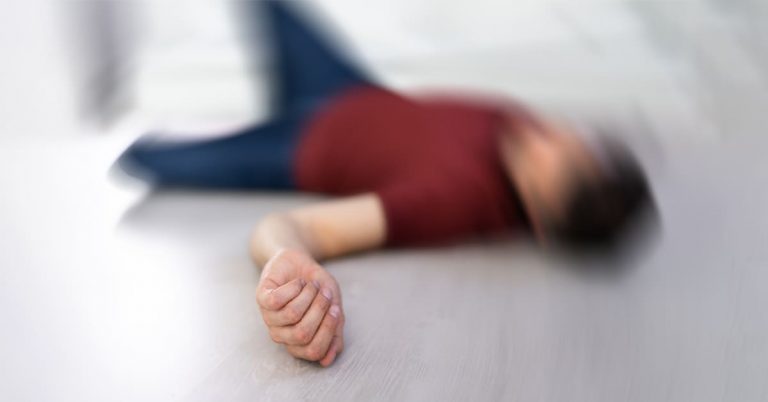 persoana intinsa pe jos in timpul unei crize de epilepsie