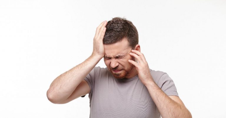 barbat ce are o afectiune medicala ce ii provoaca durere de cap