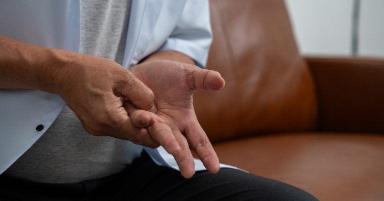 barbat care s-a trezit cu mainile amortite