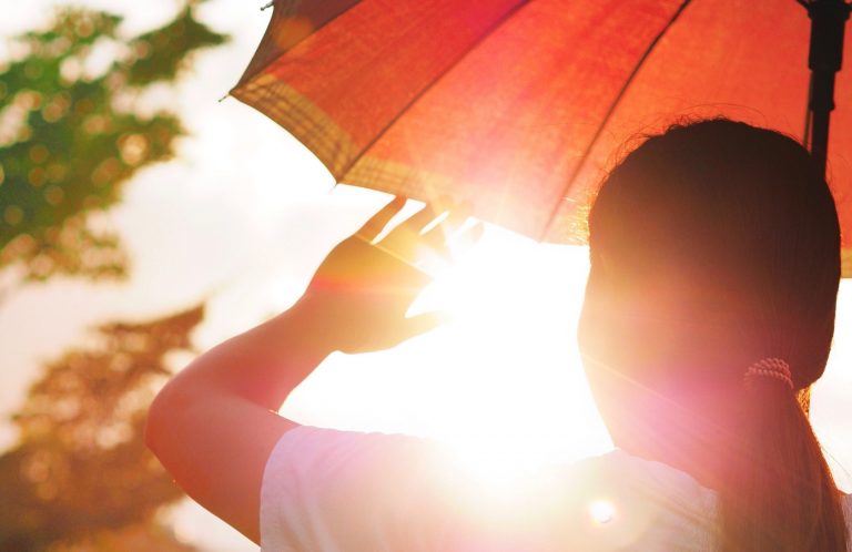 insolația poate cauza dezhidratare și probleme ale creieruluui