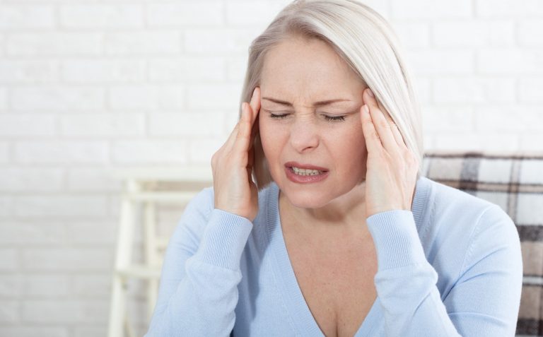 femeie cu durere de cap
