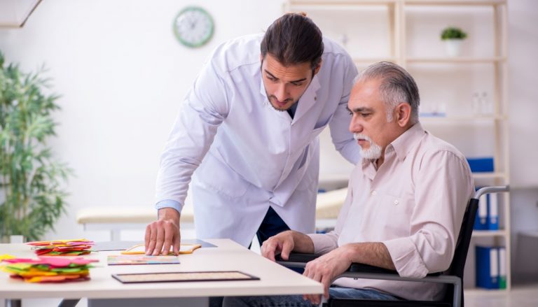 medic alaturi de un pacient cu avc