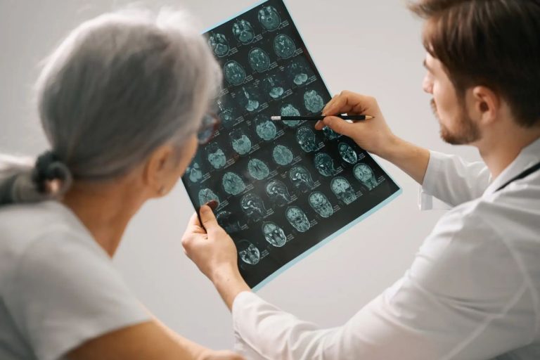 medic si pacient analizand rezultatele unui rmn cerebral