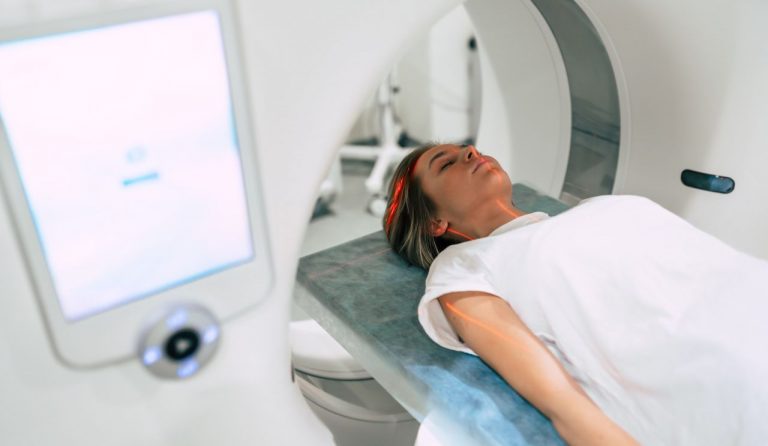 pacienta in timpul investigatiei ct cerebral