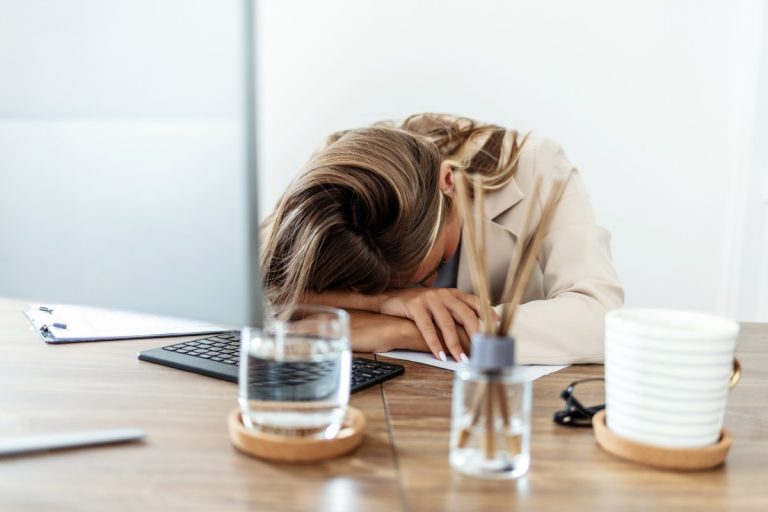 femeie la birou care are somnolenta